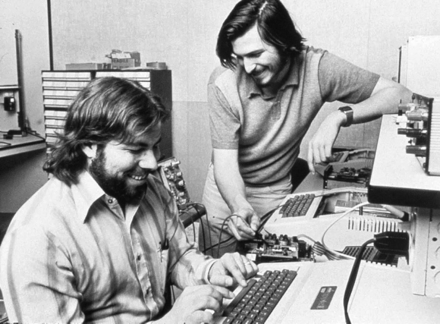 Стив Джобс және Стив Возняк Apple II компьютерін жасау үстінде.
